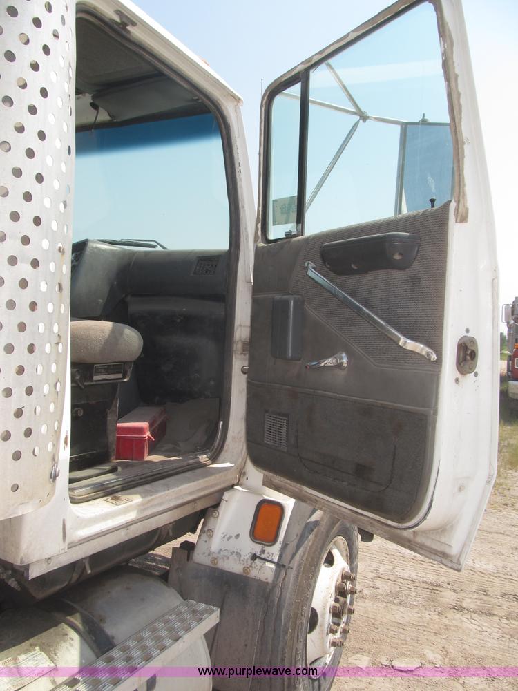 image for item F7086 1995 Ford Aeromax L9000 semi truck