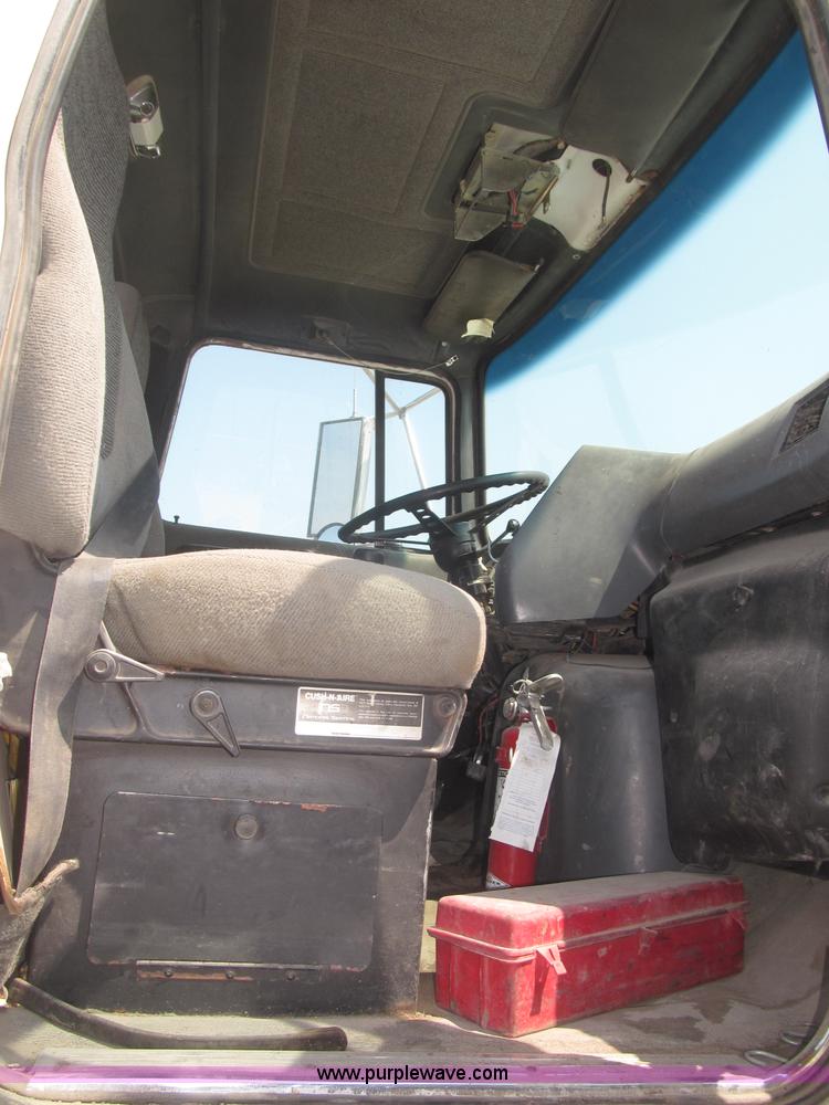 image for item F7086 1995 Ford Aeromax L9000 semi truck