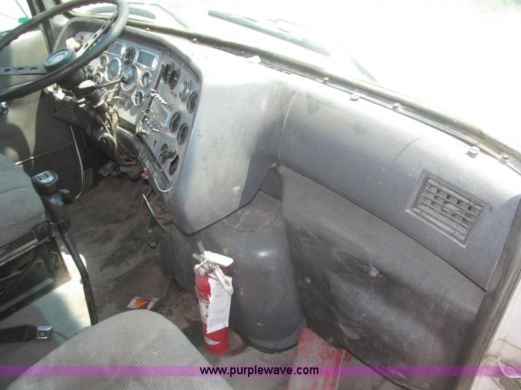 image for item F7086 1995 Ford Aeromax L9000 semi truck