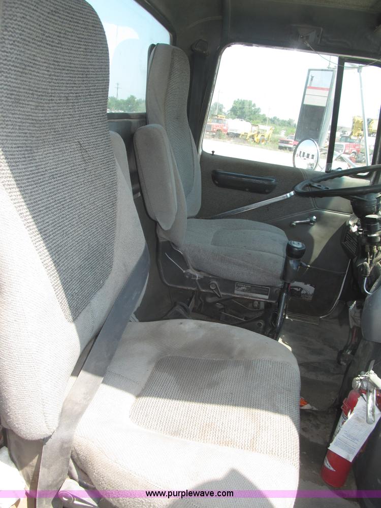 image for item F7086 1995 Ford Aeromax L9000 semi truck