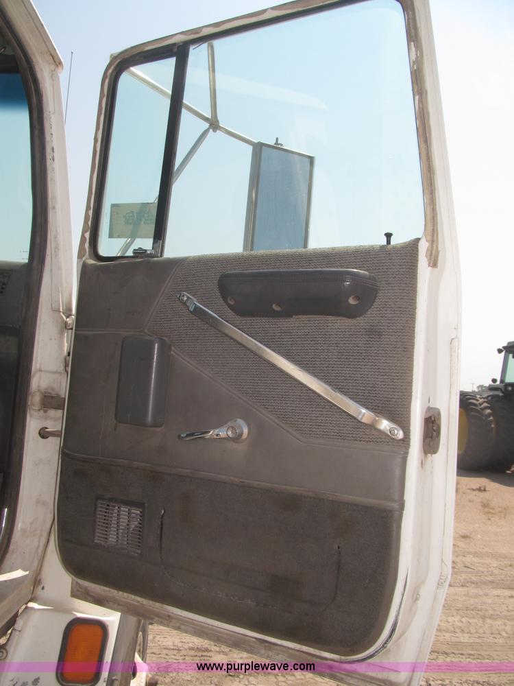 image for item F7086 1995 Ford Aeromax L9000 semi truck