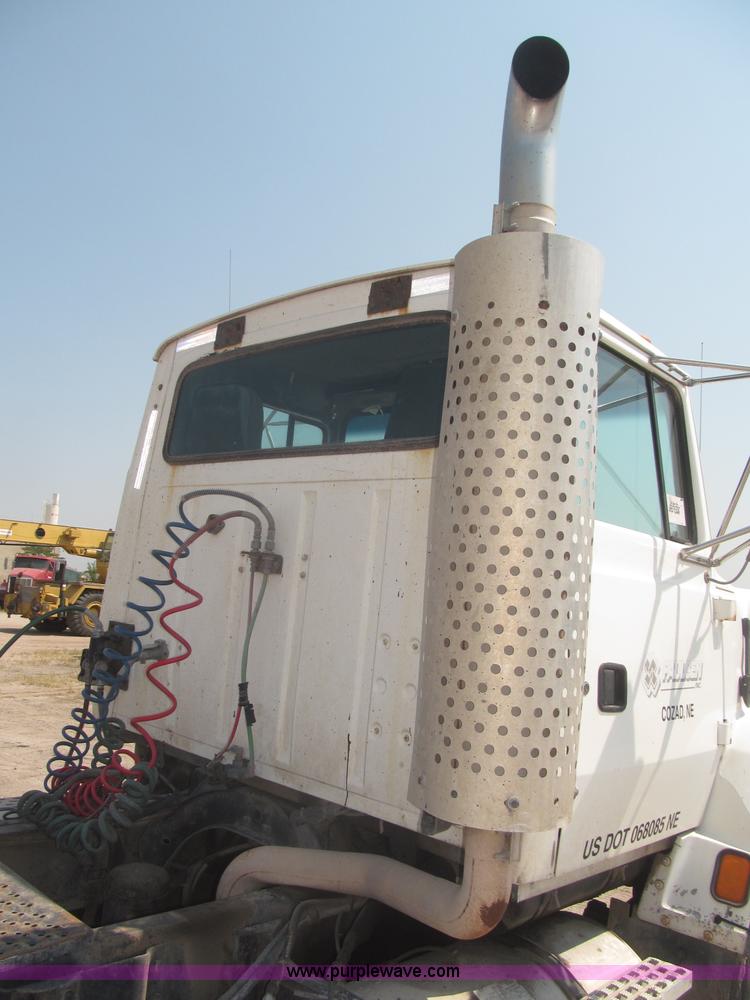 image for item F7086 1995 Ford Aeromax L9000 semi truck