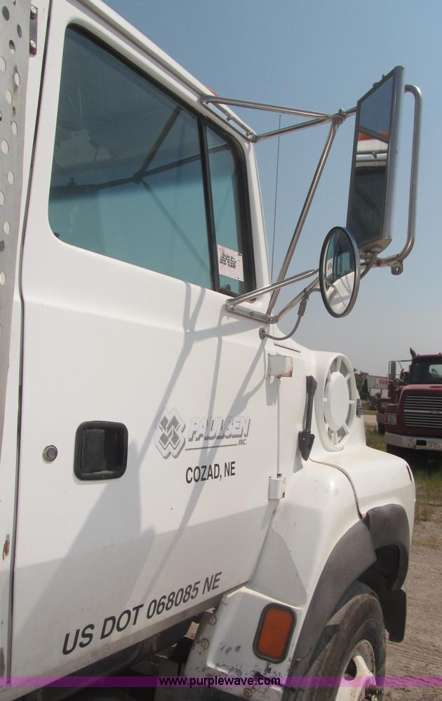 image for item F7086 1995 Ford Aeromax L9000 semi truck