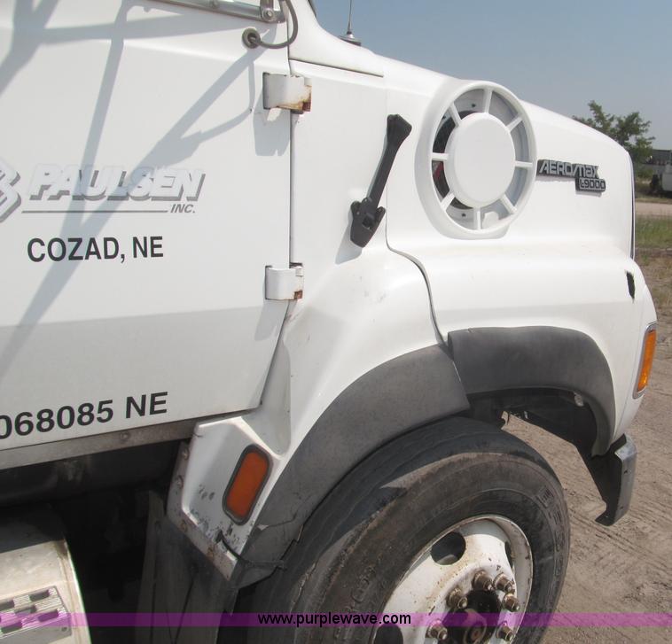 image for item F7086 1995 Ford Aeromax L9000 semi truck