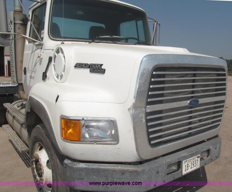 image for item F7086 1995 Ford Aeromax L9000 semi truck
