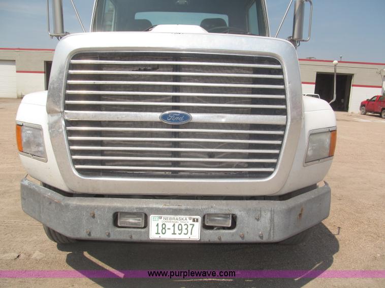 image for item F7086 1995 Ford Aeromax L9000 semi truck