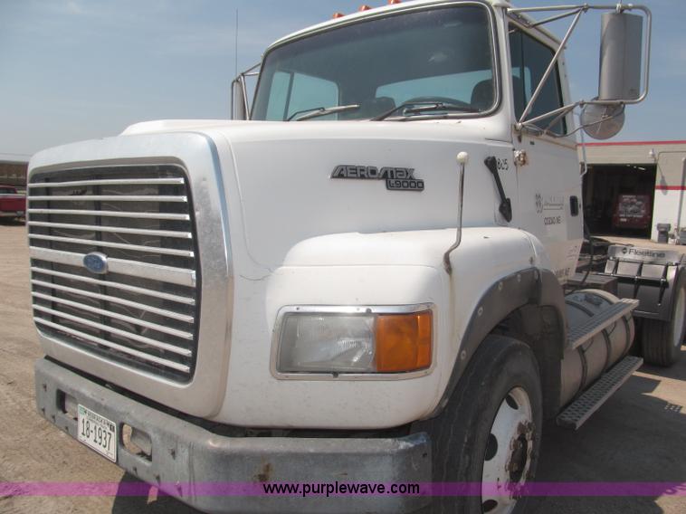 image for item F7086 1995 Ford Aeromax L9000 semi truck