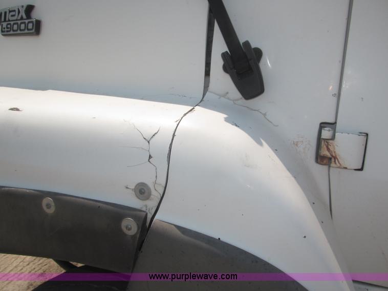 image for item F7086 1995 Ford Aeromax L9000 semi truck