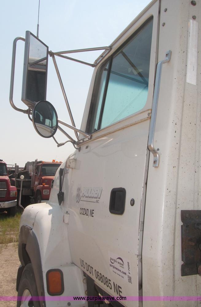 image for item F7086 1995 Ford Aeromax L9000 semi truck