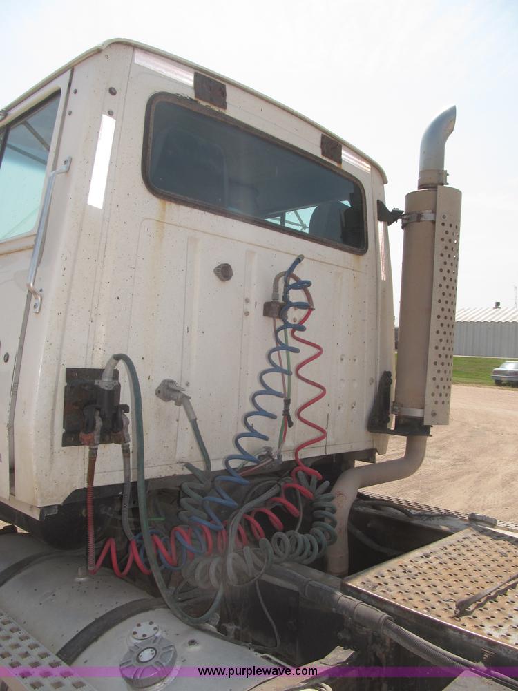 image for item F7086 1995 Ford Aeromax L9000 semi truck