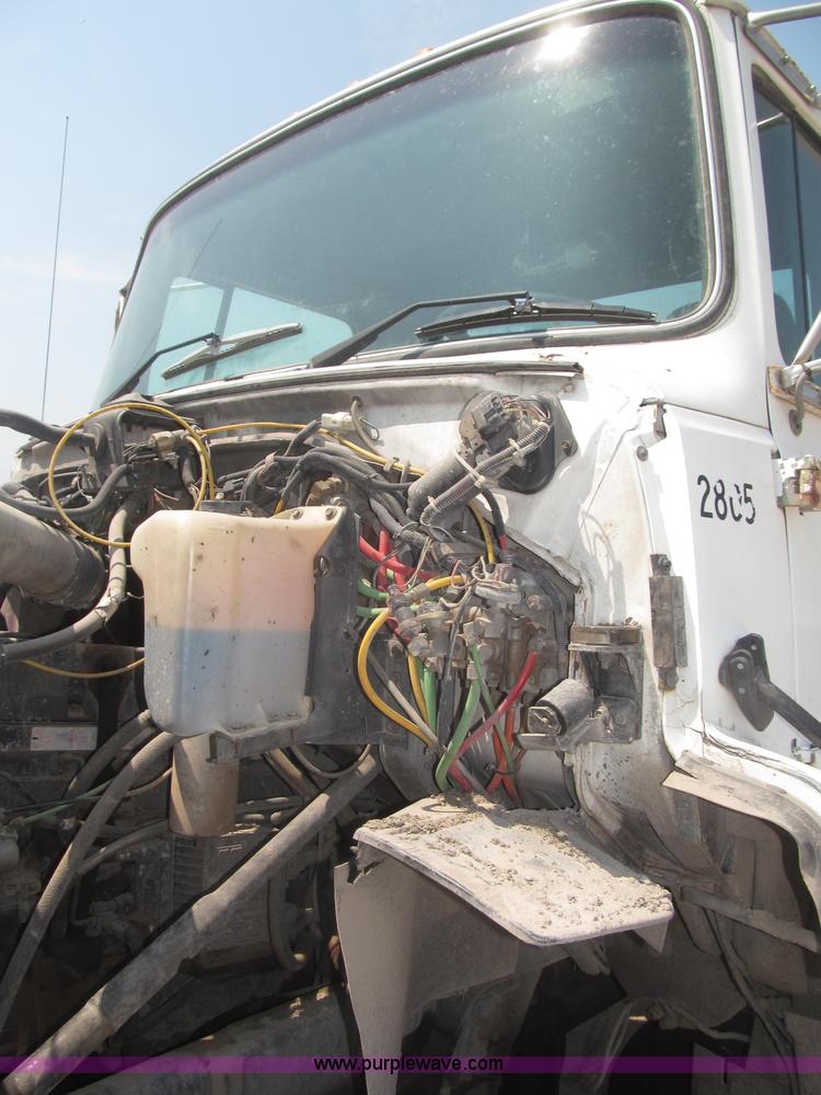 image for item F7086 1995 Ford Aeromax L9000 semi truck