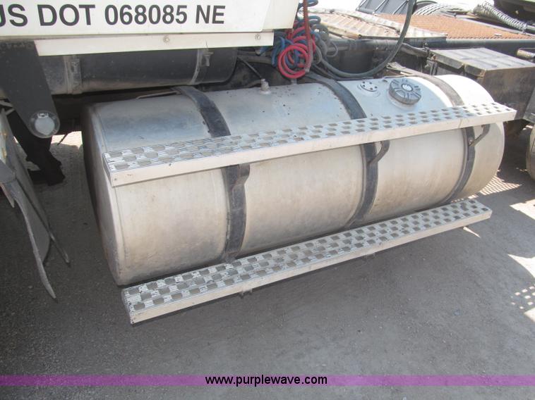 image for item F7086 1995 Ford Aeromax L9000 semi truck