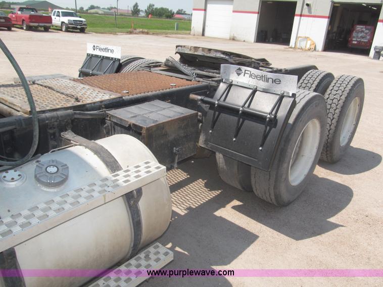 image for item F7086 1995 Ford Aeromax L9000 semi truck