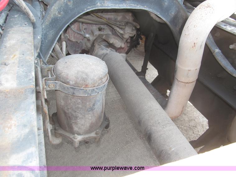 image for item F7086 1995 Ford Aeromax L9000 semi truck