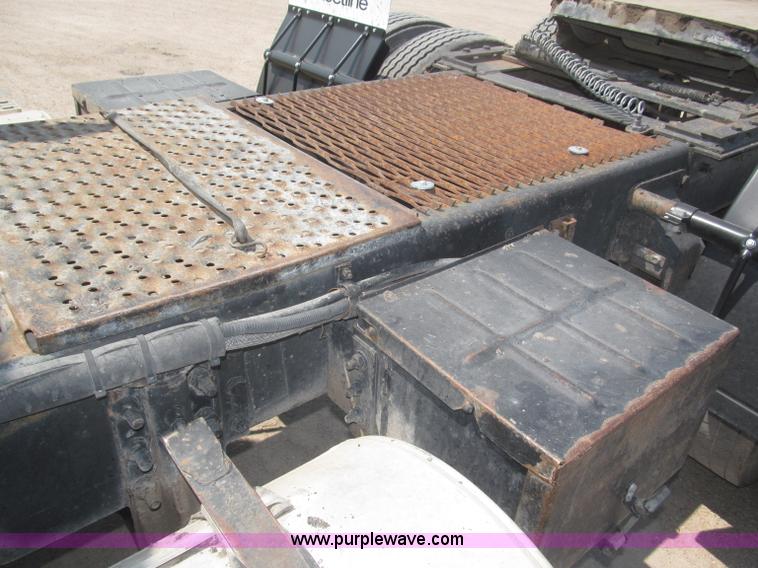 image for item F7086 1995 Ford Aeromax L9000 semi truck