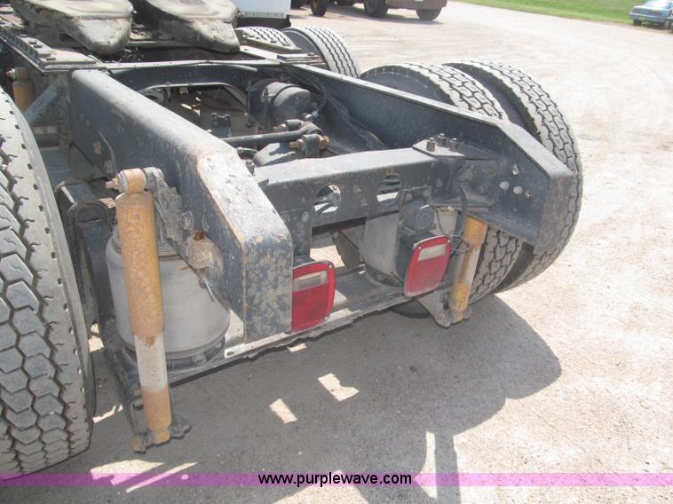 image for item F7086 1995 Ford Aeromax L9000 semi truck