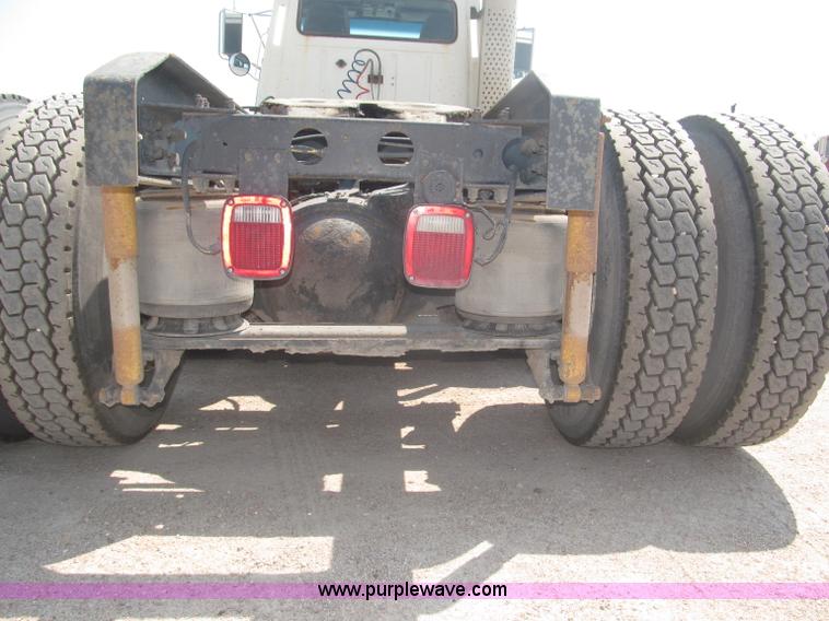 image for item F7086 1995 Ford Aeromax L9000 semi truck