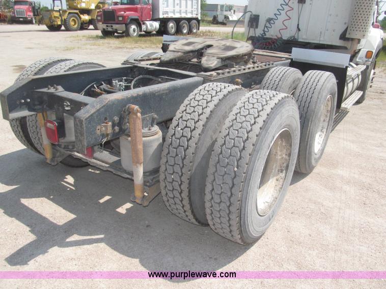 image for item F7086 1995 Ford Aeromax L9000 semi truck