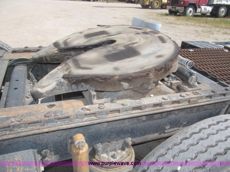 image for item F7086 1995 Ford Aeromax L9000 semi truck