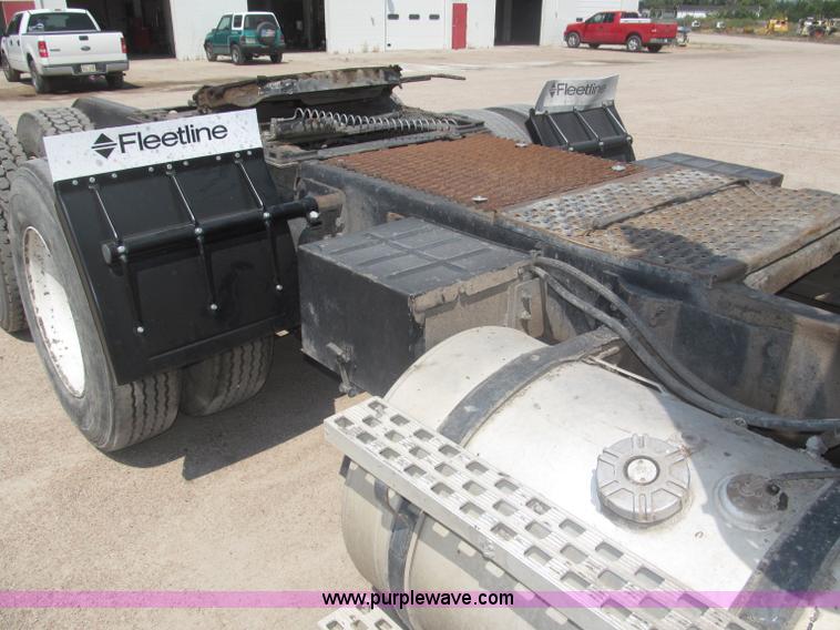 image for item F7086 1995 Ford Aeromax L9000 semi truck