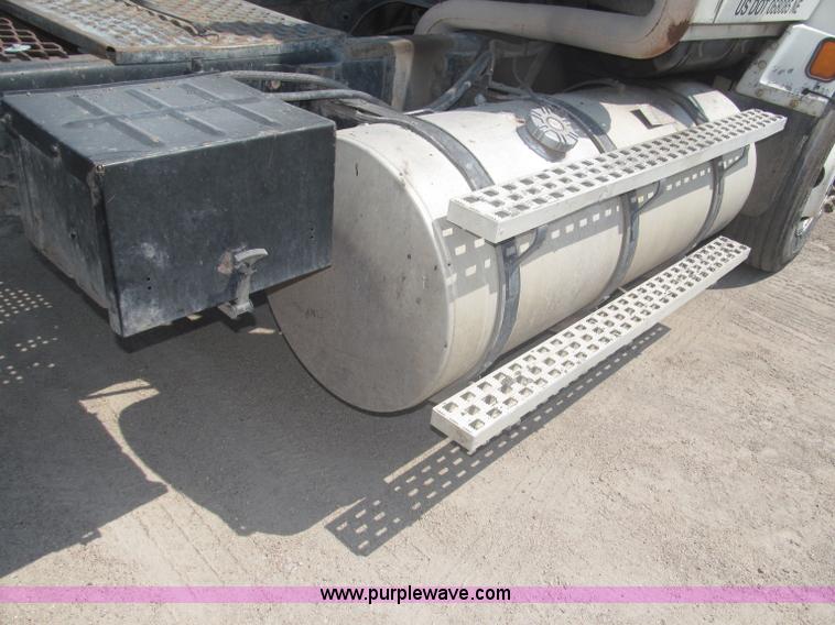 image for item F7086 1995 Ford Aeromax L9000 semi truck