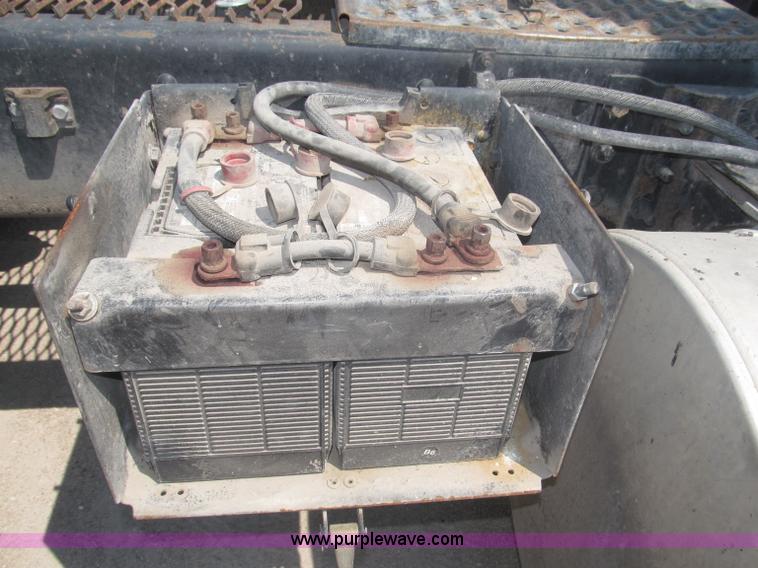 image for item F7086 1995 Ford Aeromax L9000 semi truck