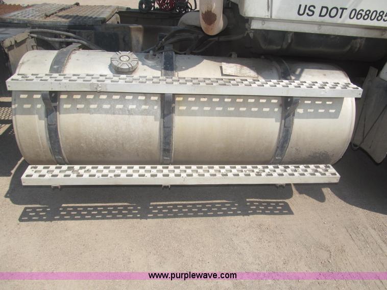 image for item F7086 1995 Ford Aeromax L9000 semi truck