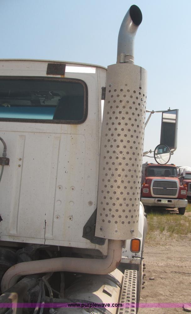 image for item F7086 1995 Ford Aeromax L9000 semi truck