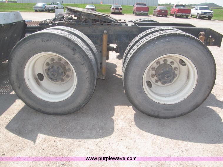 image for item F7086 1995 Ford Aeromax L9000 semi truck