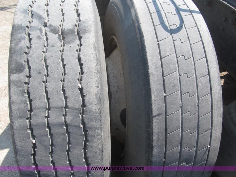 image for item F7086 1995 Ford Aeromax L9000 semi truck