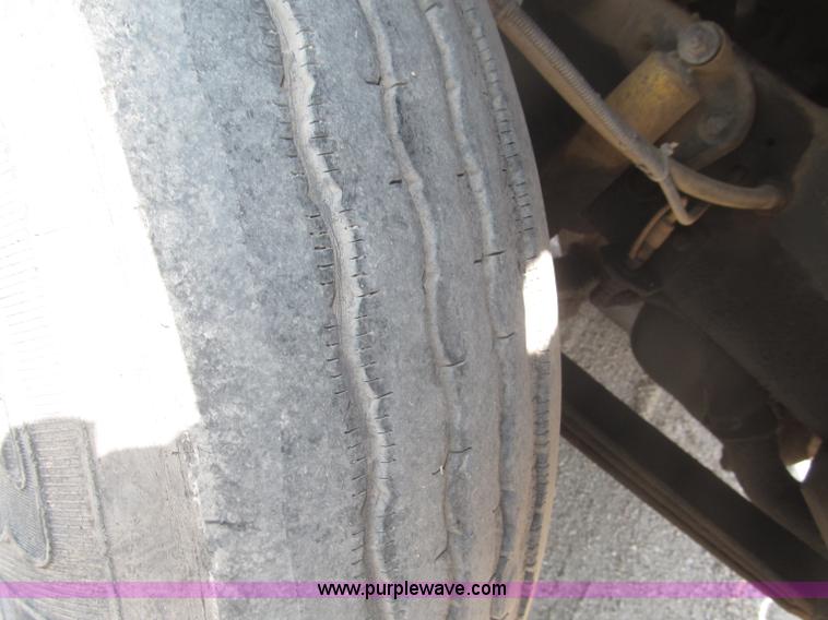 image for item F7086 1995 Ford Aeromax L9000 semi truck