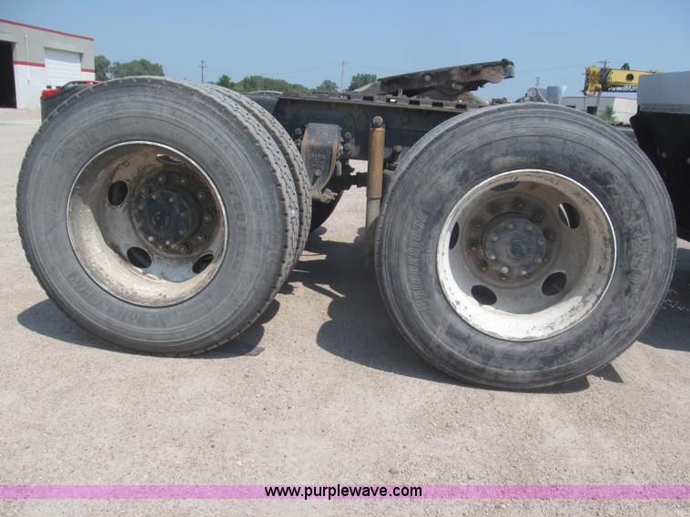 image for item F7086 1995 Ford Aeromax L9000 semi truck