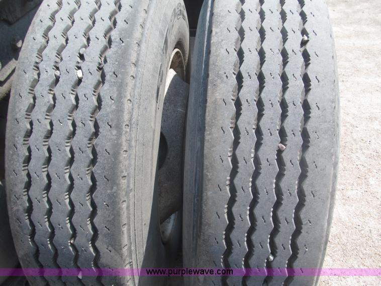 image for item F7086 1995 Ford Aeromax L9000 semi truck