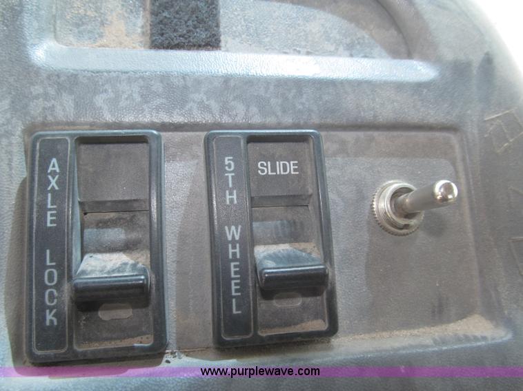 image for item F7087 1997 Ford LT9513 Louisville 113 Conventional H semi truck