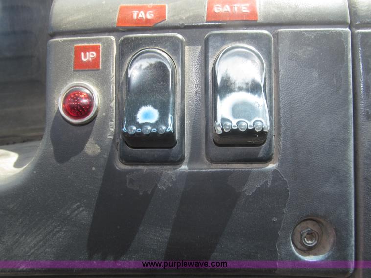 image for item F7087 1997 Ford LT9513 Louisville 113 Conventional H semi truck