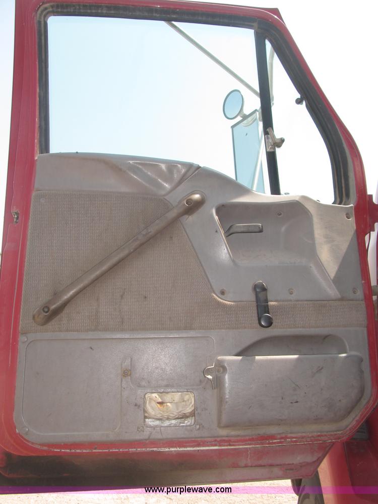 image for item F7087 1997 Ford LT9513 Louisville 113 Conventional H semi truck