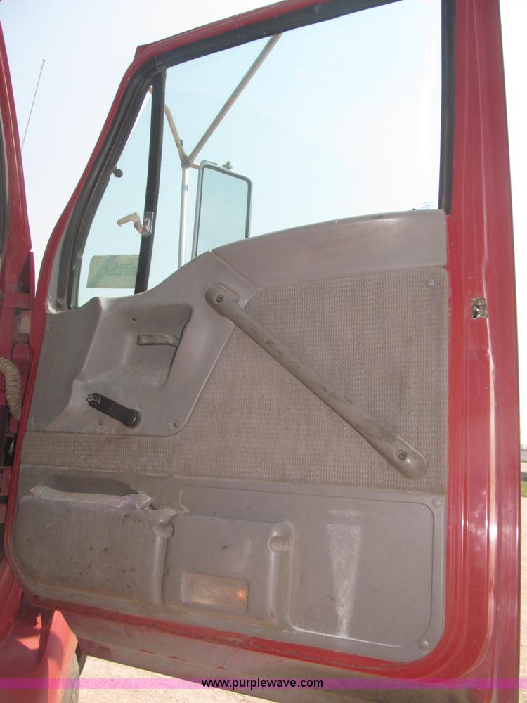 image for item F7087 1997 Ford LT9513 Louisville 113 Conventional H semi truck