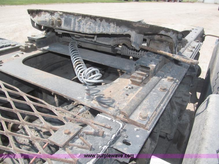 image for item F7087 1997 Ford LT9513 Louisville 113 Conventional H semi truck