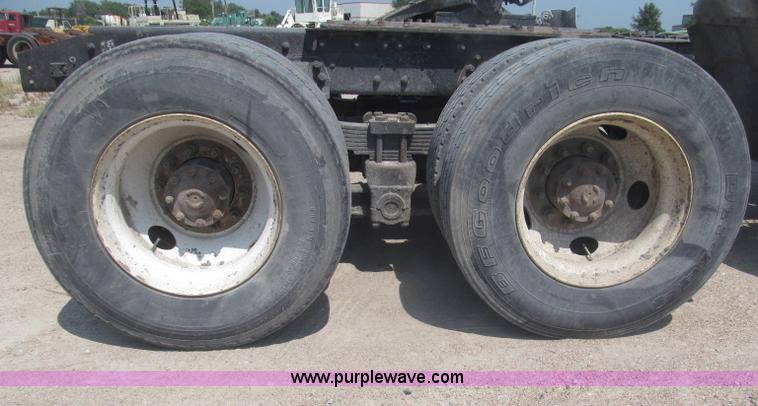 image for item F7087 1997 Ford LT9513 Louisville 113 Conventional H semi truck