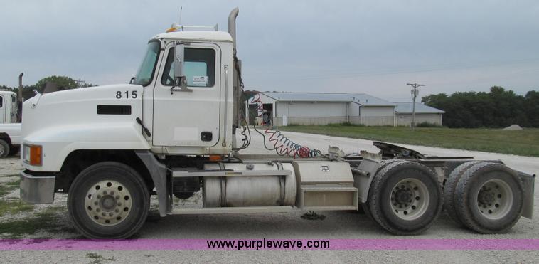 image for item G2061 2002 Mack CH613 semi truck