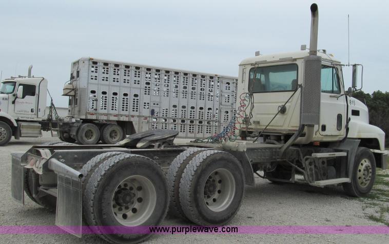 image for item G2061 2002 Mack CH613 semi truck