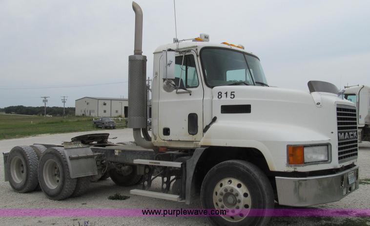 image for item G2061 2002 Mack CH613 semi truck