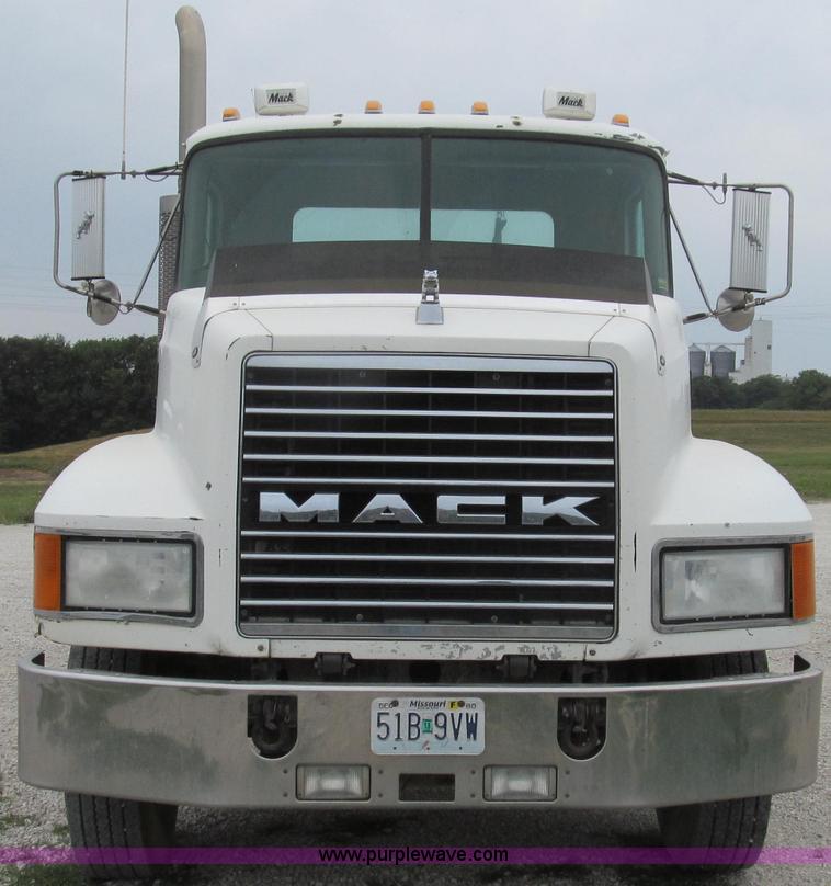 image for item G2061 2002 Mack CH613 semi truck