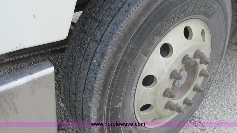 image for item G2061 2002 Mack CH613 semi truck