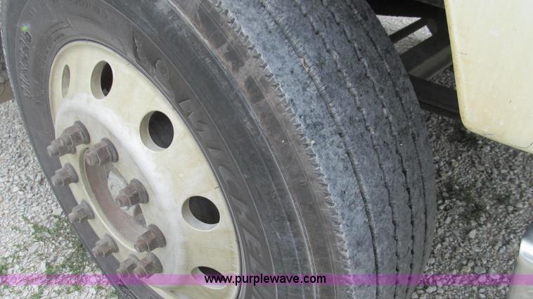 image for item G2061 2002 Mack CH613 semi truck