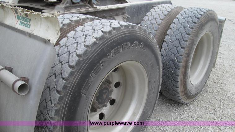 image for item G2061 2002 Mack CH613 semi truck