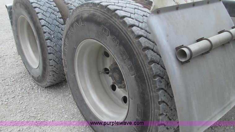 image for item G2061 2002 Mack CH613 semi truck