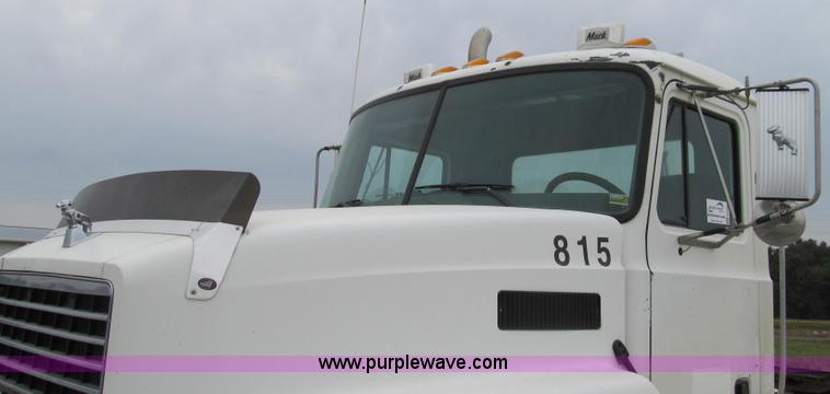 image for item G2061 2002 Mack CH613 semi truck