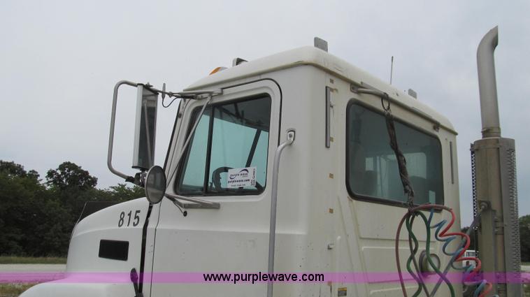 image for item G2061 2002 Mack CH613 semi truck