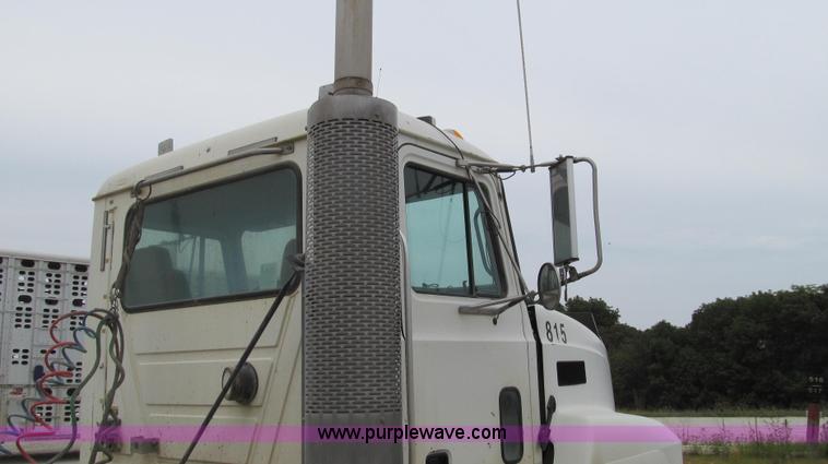 image for item G2061 2002 Mack CH613 semi truck